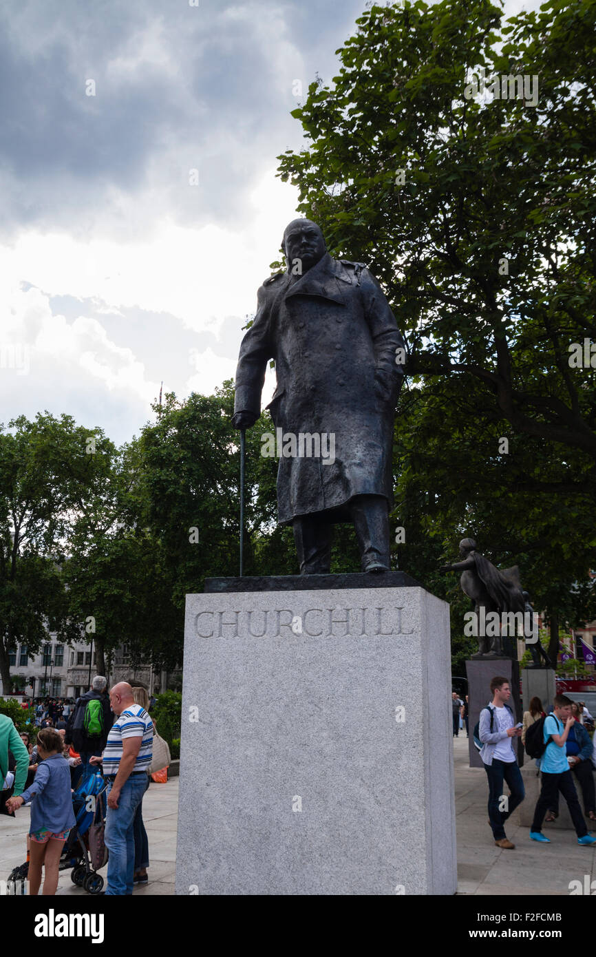 Statue de Winston Churchill à la place du Parlement Banque D'Images
