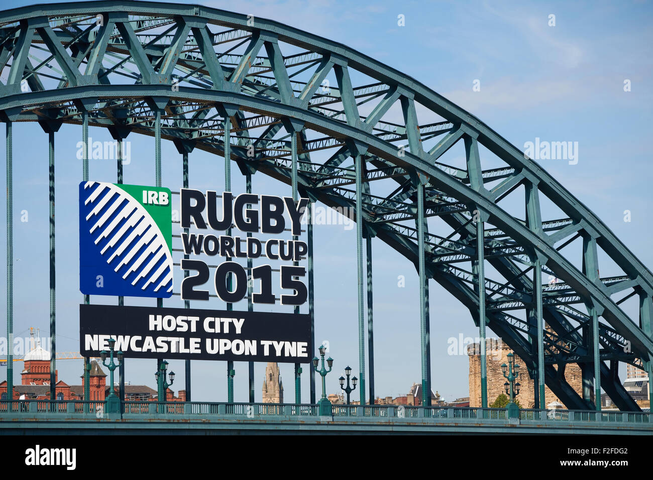Les hôtes de la Coupe du Monde de Rugby 2015 signe sur le pont Tyne, Newcastle upon Tyne, au Royaume-Uni. Banque D'Images