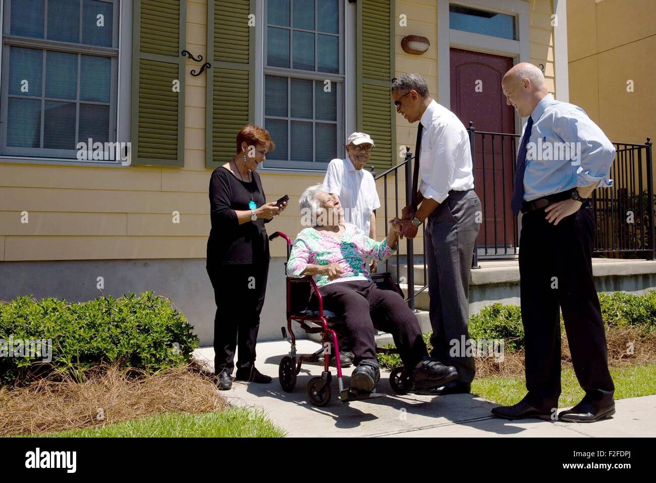 Le président américain Barack Obama salue Leah Chase, 92, et son époux Edgar Chase Jr. devant leur maison pendant une promenade à travers le quartier de Treme Maire Mitch Landrieu, 27 août 2015 à la Nouvelle Orléans, Louisiane. Le président est en visite à New Orleans pour marquer le dixième anniversaire de l'ouragan Katrina. Banque D'Images