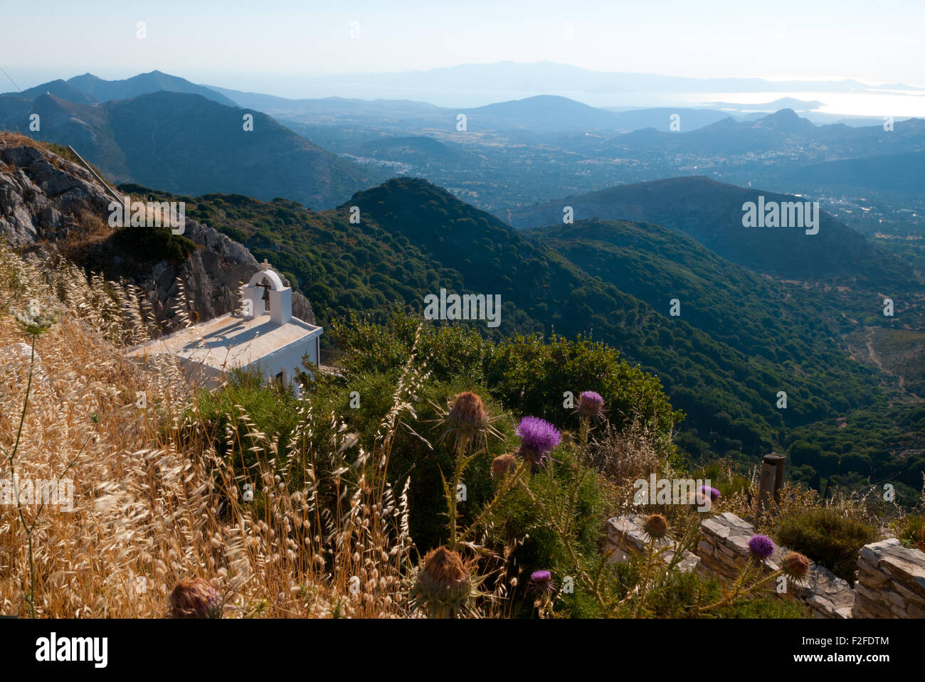 Chapelle donnant sur l'intérieur des terres de montagne de Tragea sur l'île grecque de Naxos Banque D'Images