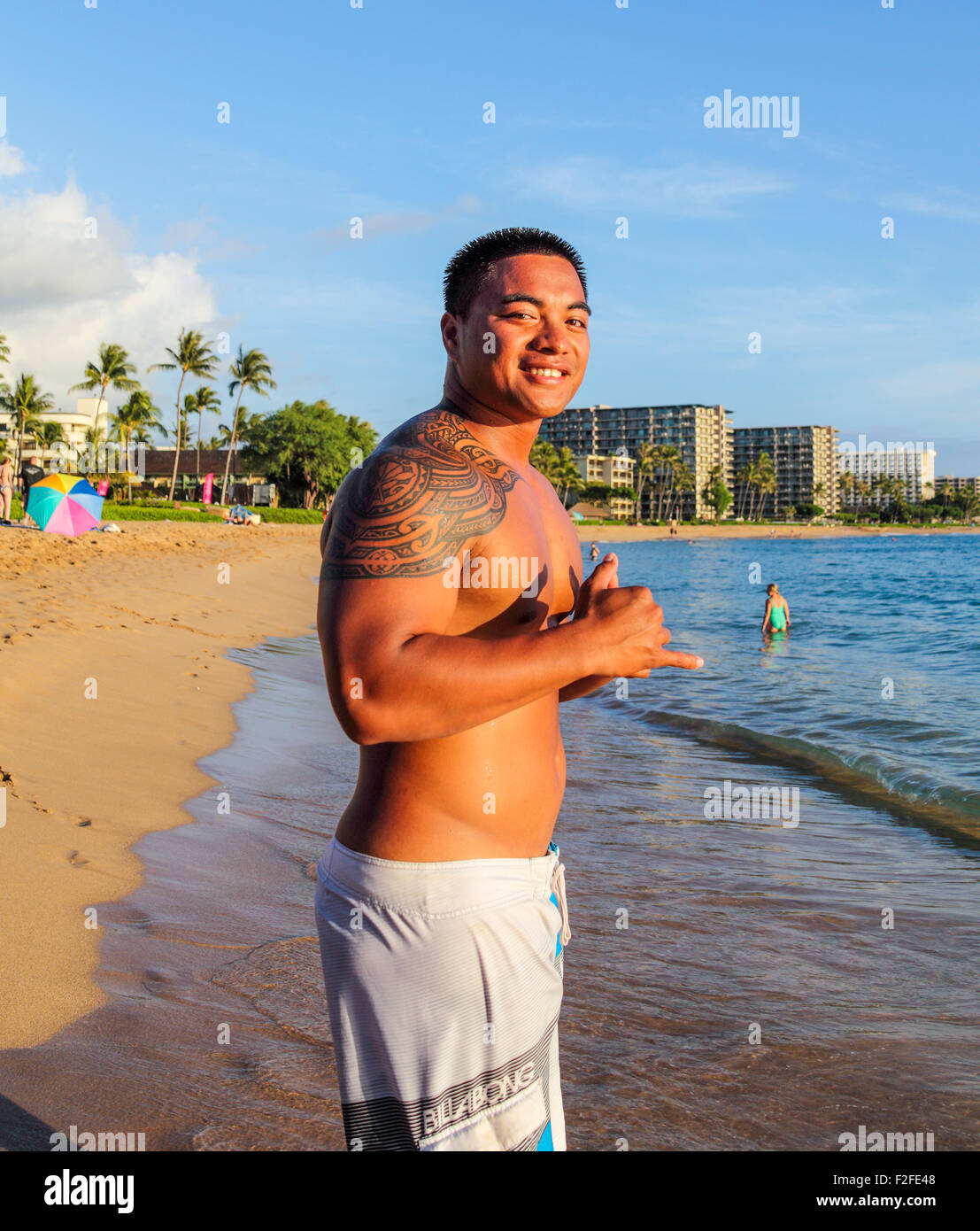 Montre homme shaka hand gesture at Kaanapali Beach sur l'île de Maui près de Black Rock Banque D'Images