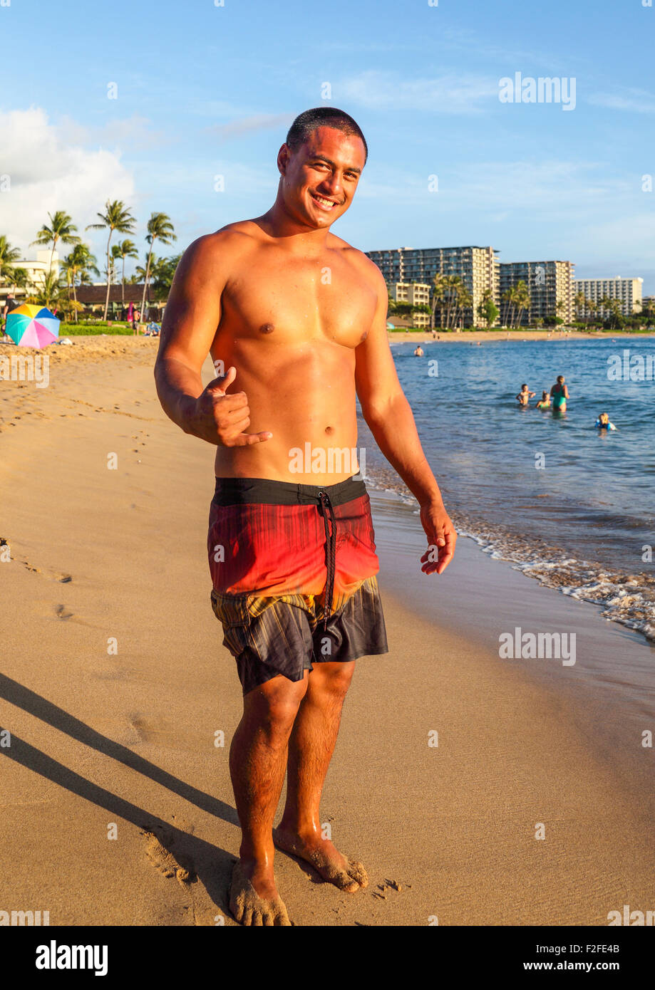 Montre homme shaka hand gesture at Kaanapali Beach sur l'île de Maui au coucher du soleil Banque D'Images