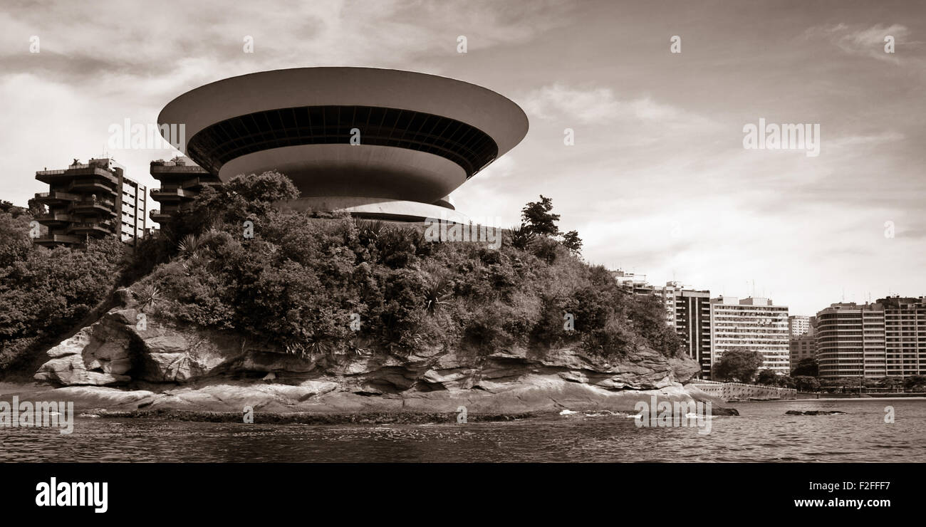 Le Musée d'Art Contemporain de Niterói (Museu de Arte Contemporânea de Niterói - MAC) dans la ville de Niterói, Rio de Janeiro, Brazi Banque D'Images