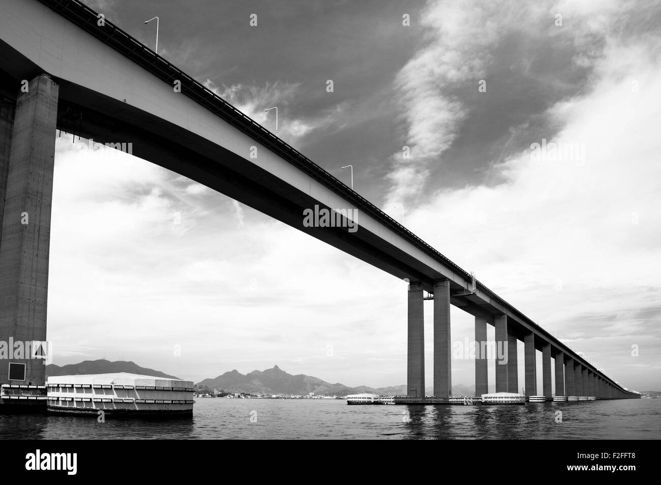 Le noir et blanc vue panoramique du pont sur la baie d'Guanbara entre Rio de Janeiro et Niteroi, Brésil. Banque D'Images