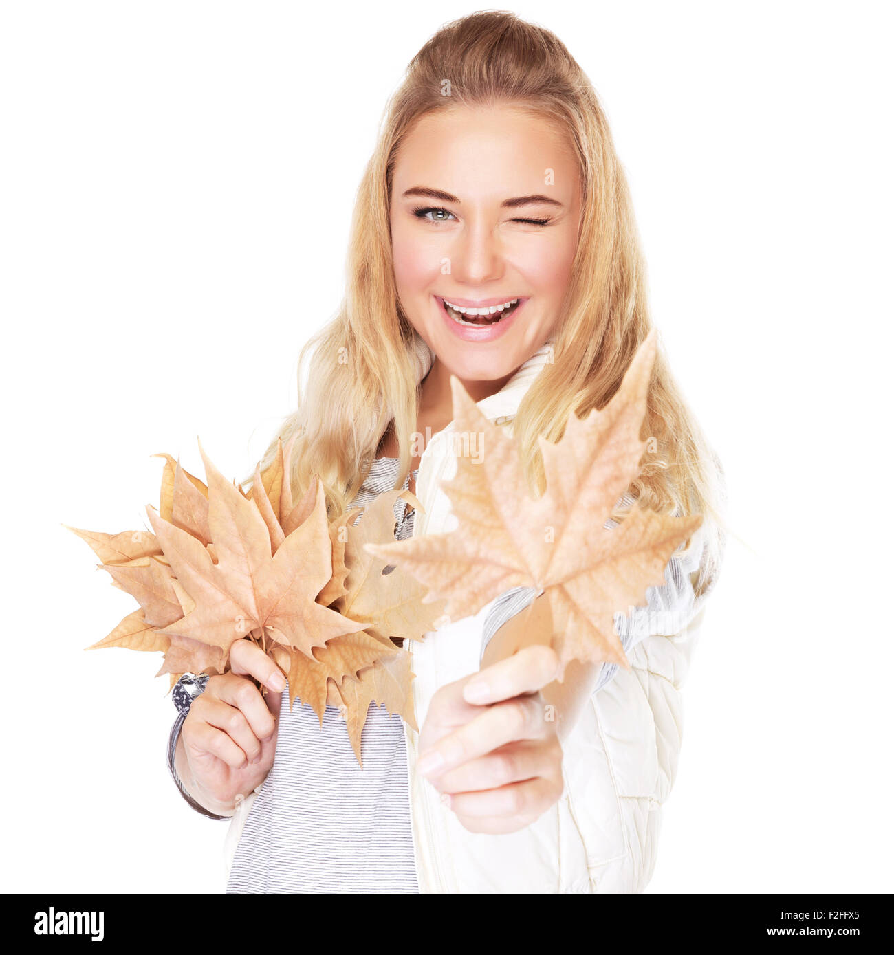 Portrait of cute fille joyeuse avec des feuilles sèches bouquet à mains isolé sur fond blanc, heureux saison d'automne Banque D'Images