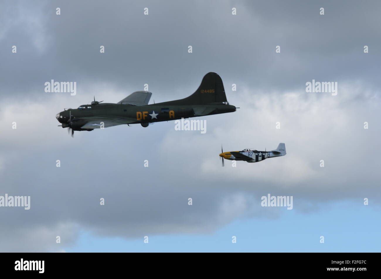 Boeing Flying Fortress Sally B battant avec P51 Mustang Frankie féroce Banque D'Images