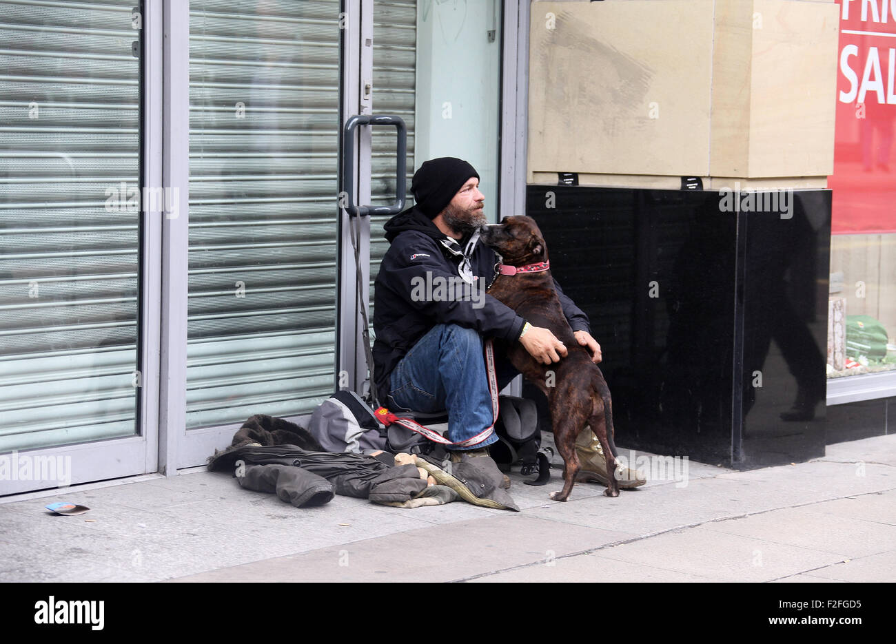 Sans-abri avec son chien à Manchester Banque D'Images