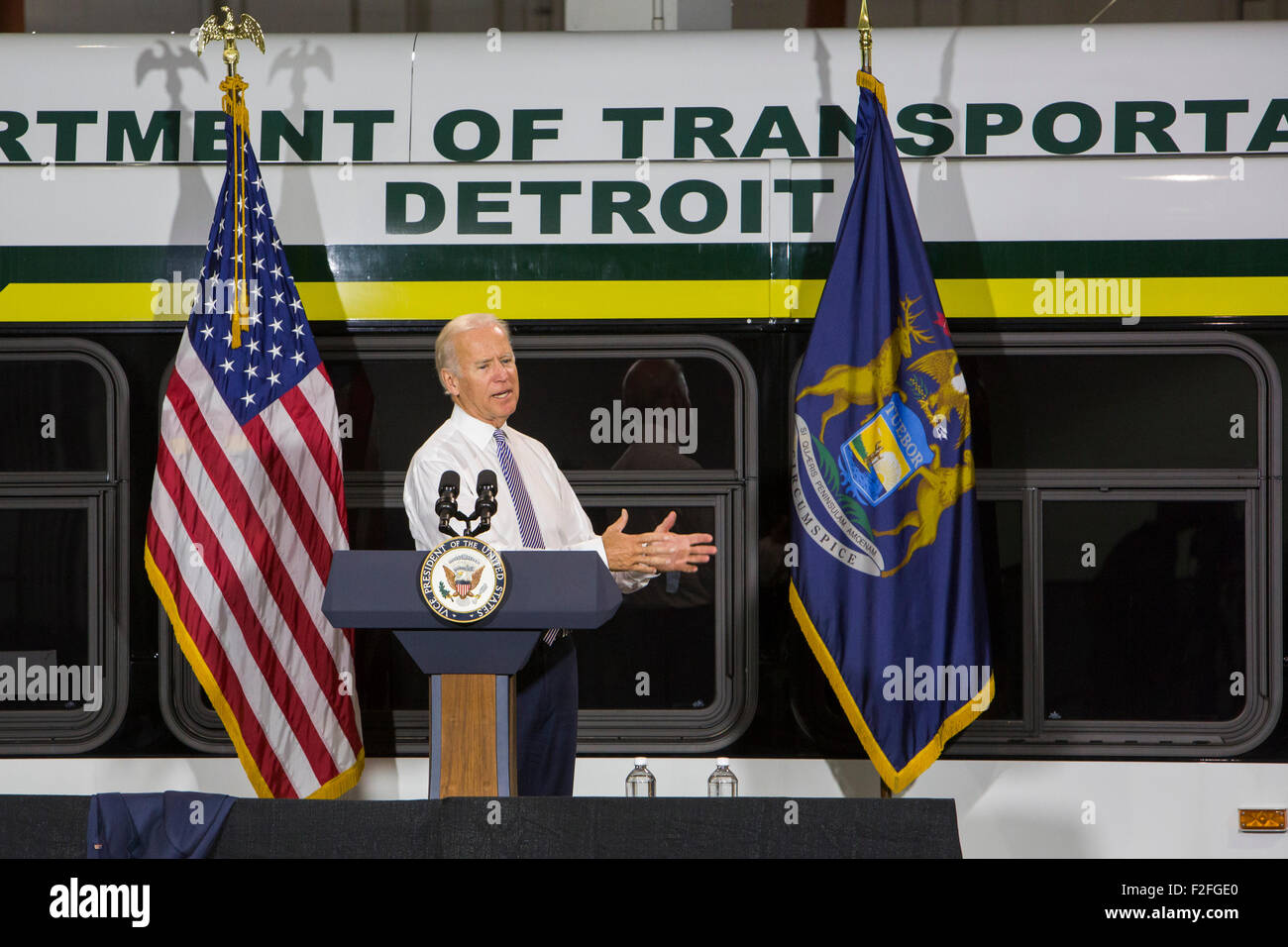Detroit, Michigan, USA. 17 septembre 2015. Le vice-président Joe Biden parle de l'amélioration du système de transport en commun à Detroit. Biden a aidé à obtenir Detroit 80 nouveaux autobus, financé par le gouvernement fédéral. Crédit : Jim West/Alamy Live News Banque D'Images