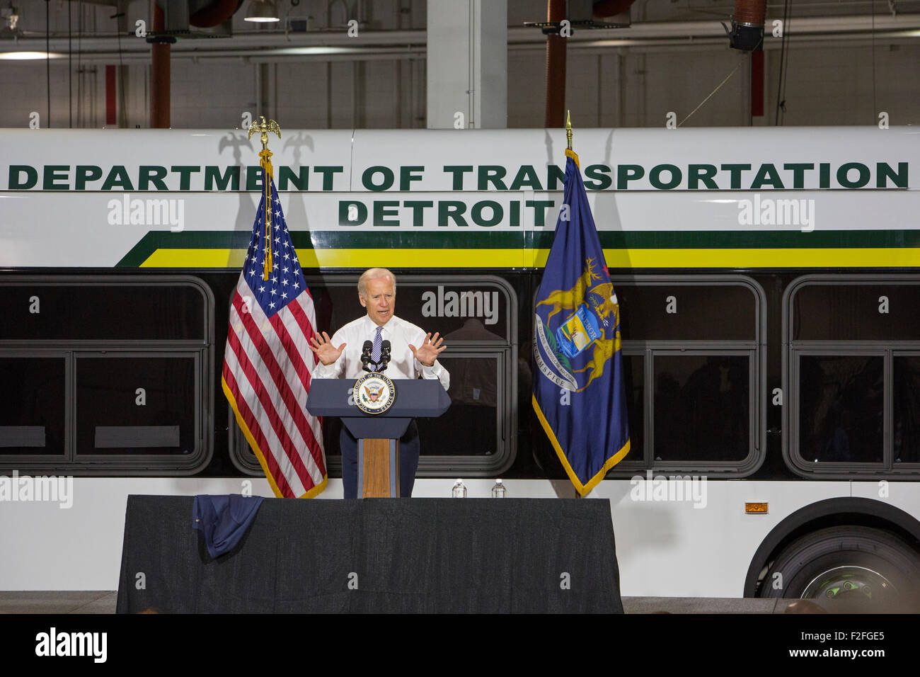 Detroit, Michigan, USA. 17 septembre 2015. Le vice-président Joe Biden parle de l'amélioration du système de transport en commun à Detroit. Biden a aidé à obtenir Detroit 80 nouveaux autobus, financé par le gouvernement fédéral, y compris le bus derrière lui. Crédit : Jim West/Alamy Live News Banque D'Images