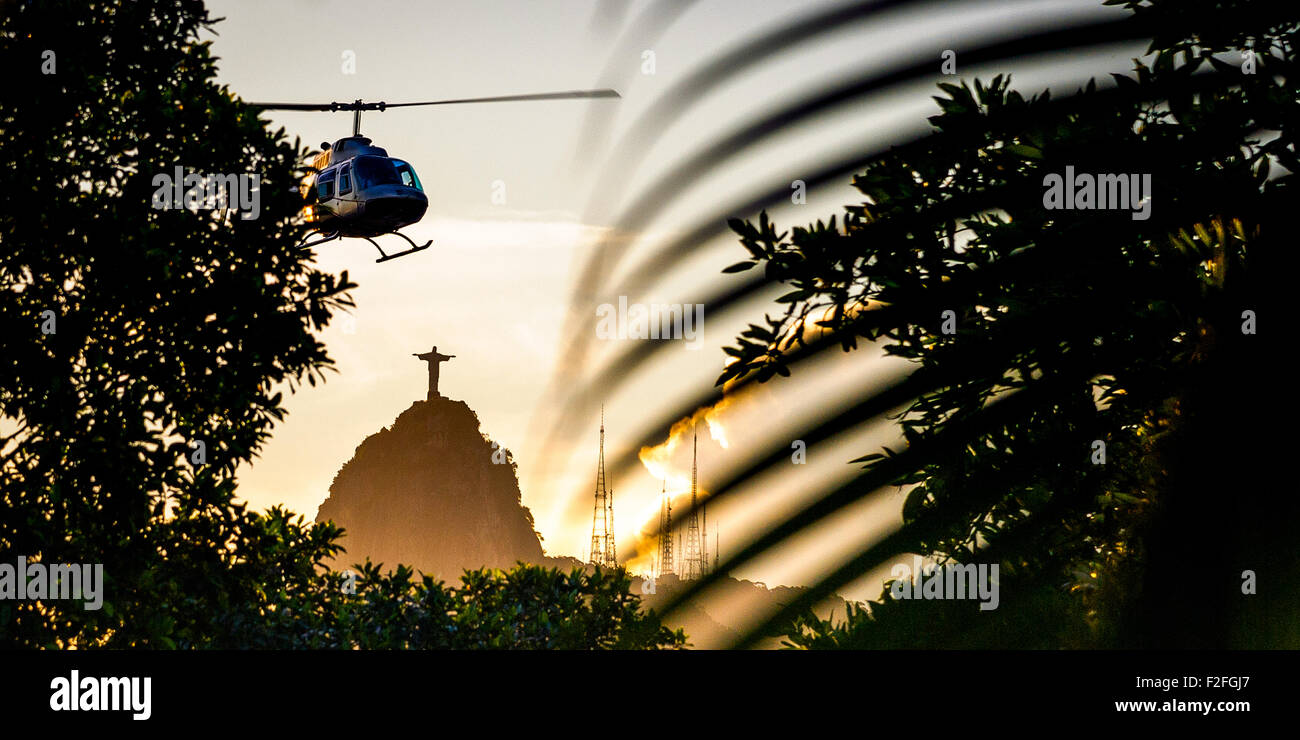 Vol en hélicoptère dans le ciel avec le Christ rédempteur dans l'arrière-plan, Corcovado, Rio de Janeiro, Brésil Banque D'Images