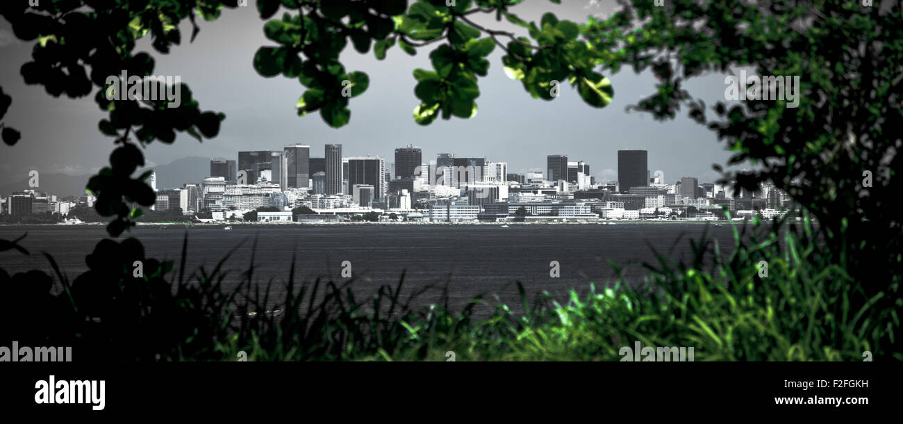 Vue de la ville de Rio de Janeiro à partir de la ville de Niteroi, Brésil Banque D'Images