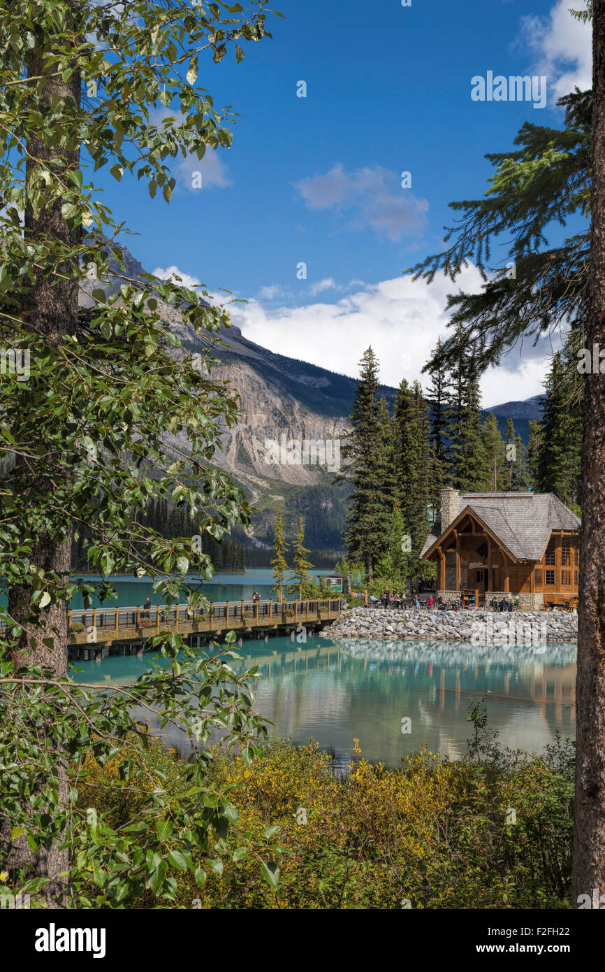 Lodge vue sur le lac Emerald, Yoho National Park, site du patrimoine mondial de l'UNESCO, des montagnes Rocheuses, la Colombie-Britannique, Canada. Banque D'Images