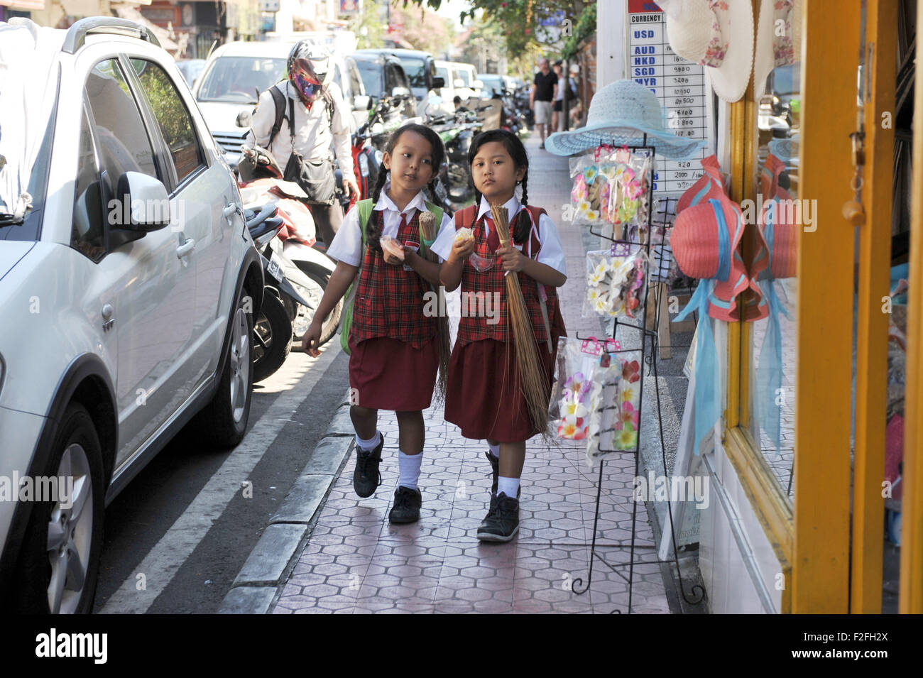 Enfants portant l'uniforme scolaire, marchant dans le chemin à côté de la rue Monkey Forest Ubud, Bali , Banque D'Images