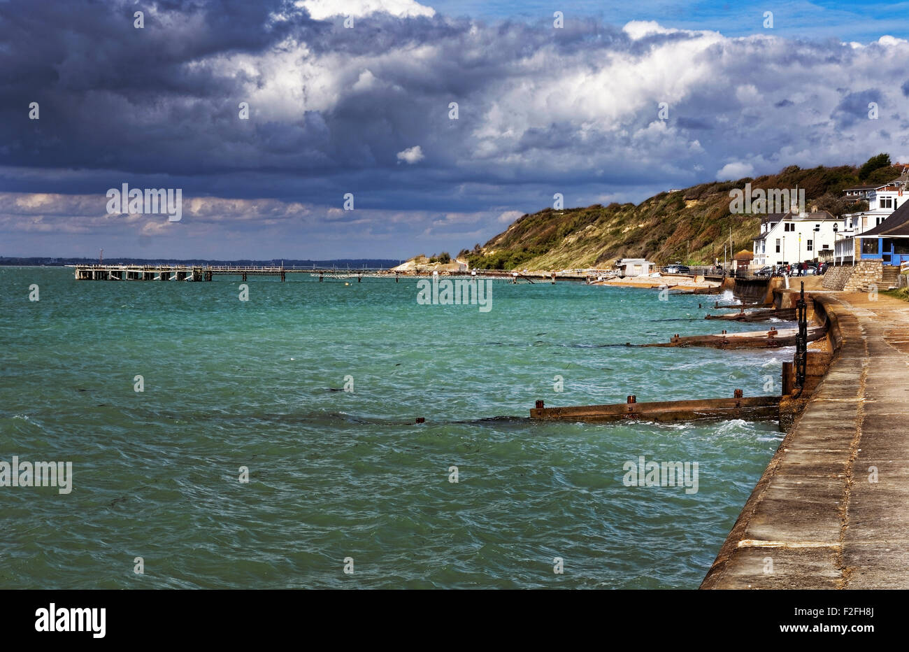 Le front de mer, est le centre de Totland Bay, sur la côte ouest de l'île de Wight, Angleterre Banque D'Images