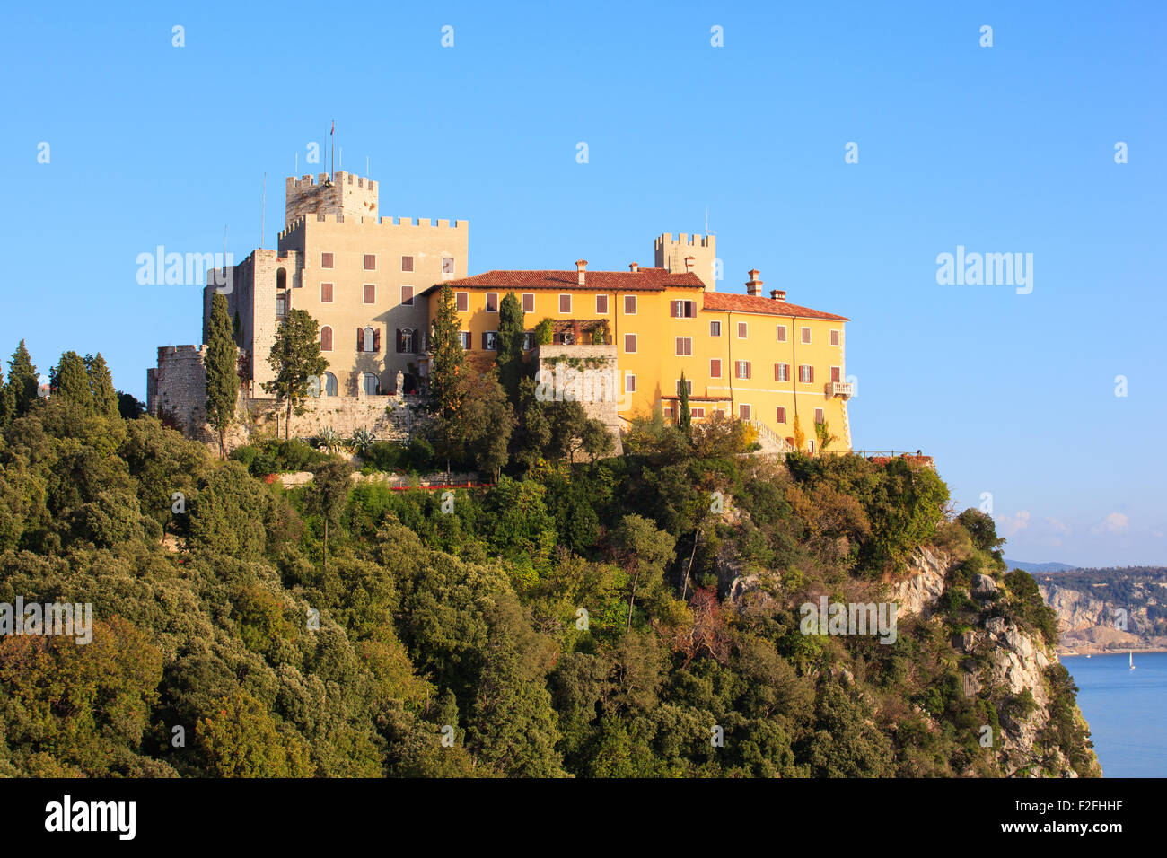 Vue sur le château de Duino en Italie Banque D'Images