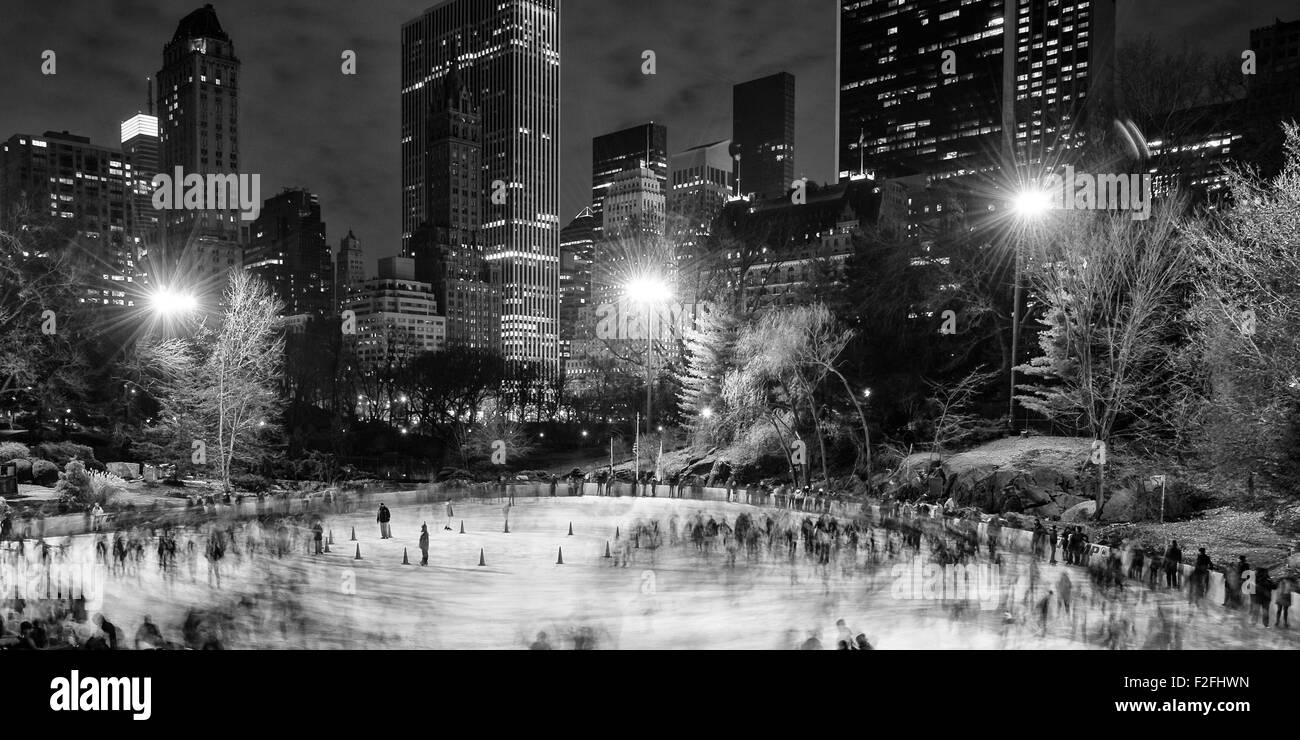 Patin à glace à la patinoire Wollman, Central Park, Midtown, Manhattan, New York City, New York State, USA Banque D'Images