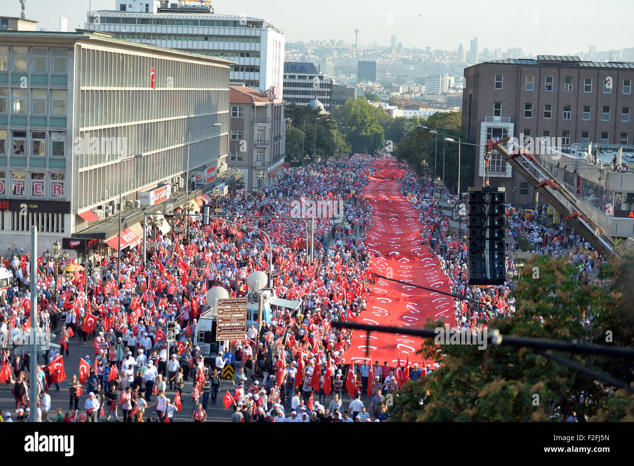 Ankara, Turquie. 17 Sep, 2015. Les gens prennent part à une manifestation anti-terrorisme à Ankara, Turquie, le 17 septembre, 2015. Des milliers de citoyens turcs ont pris part à un rassemblement anti-terrorisme dans la capitale Ankara le jeudi. Environ 250 associations d'affaires, les syndicats et les chambres s'est joint à l'organisme non partisan rally. Credit : Mustafa Kaya/Xinhua/Alamy Live News Banque D'Images