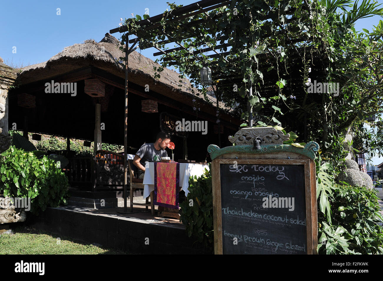 Un touriste dans un restaurant local à la rue Monkey Forest Ubud, Bali Banque D'Images