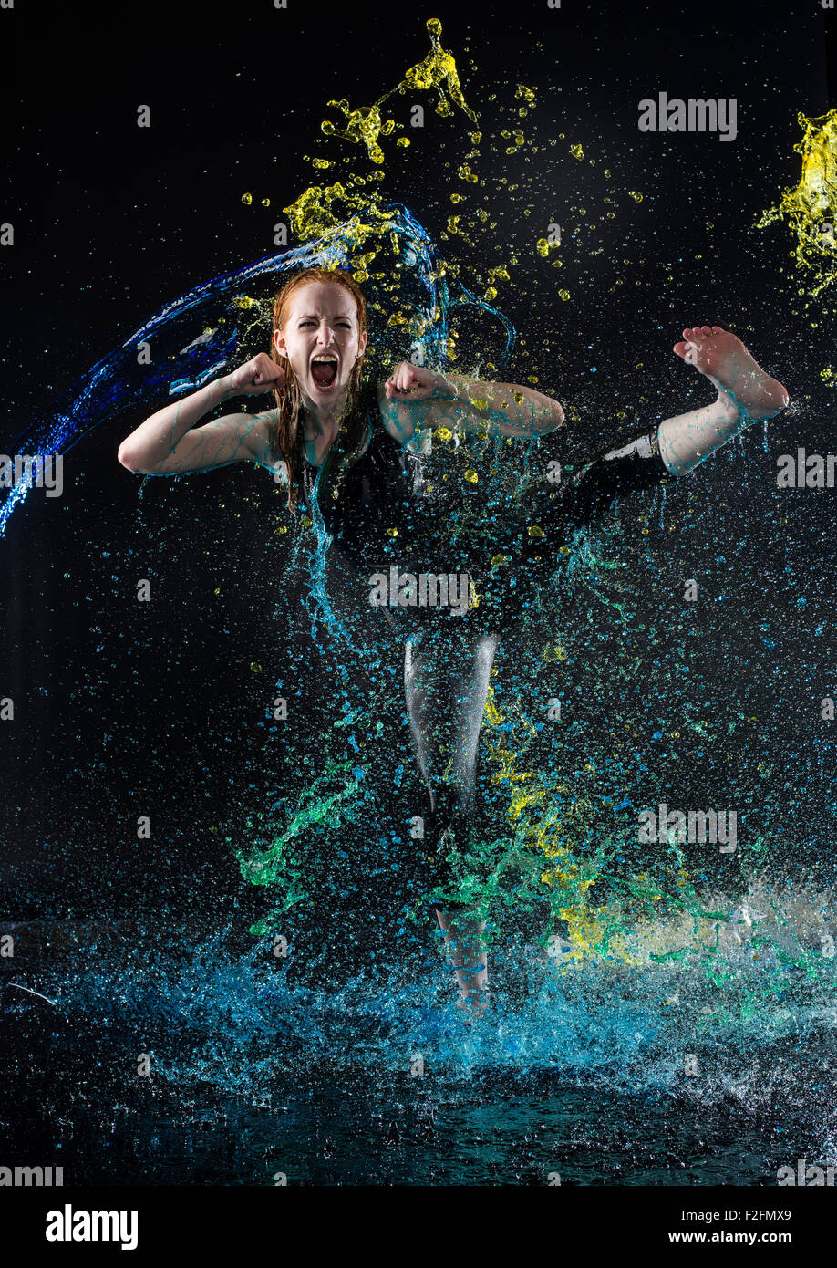 Haut femme à coups d'éclaboussures d'eau colorée Banque D'Images