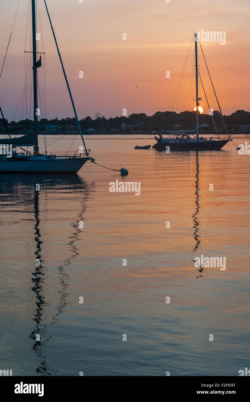 Peinture couleurs Sunrise la beauté tranquille d'un matin calme sur la rue Augustine, Floride la Matanzas Bay. USA. Banque D'Images