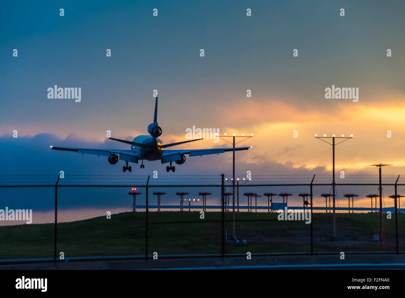 Jet de FedEx à l'atterrissage à l'aéroport international Hartsfield-Jackson d'Atlanta au milieu de l'éclat des couleurs de coucher de soleil. (USA) Banque D'Images