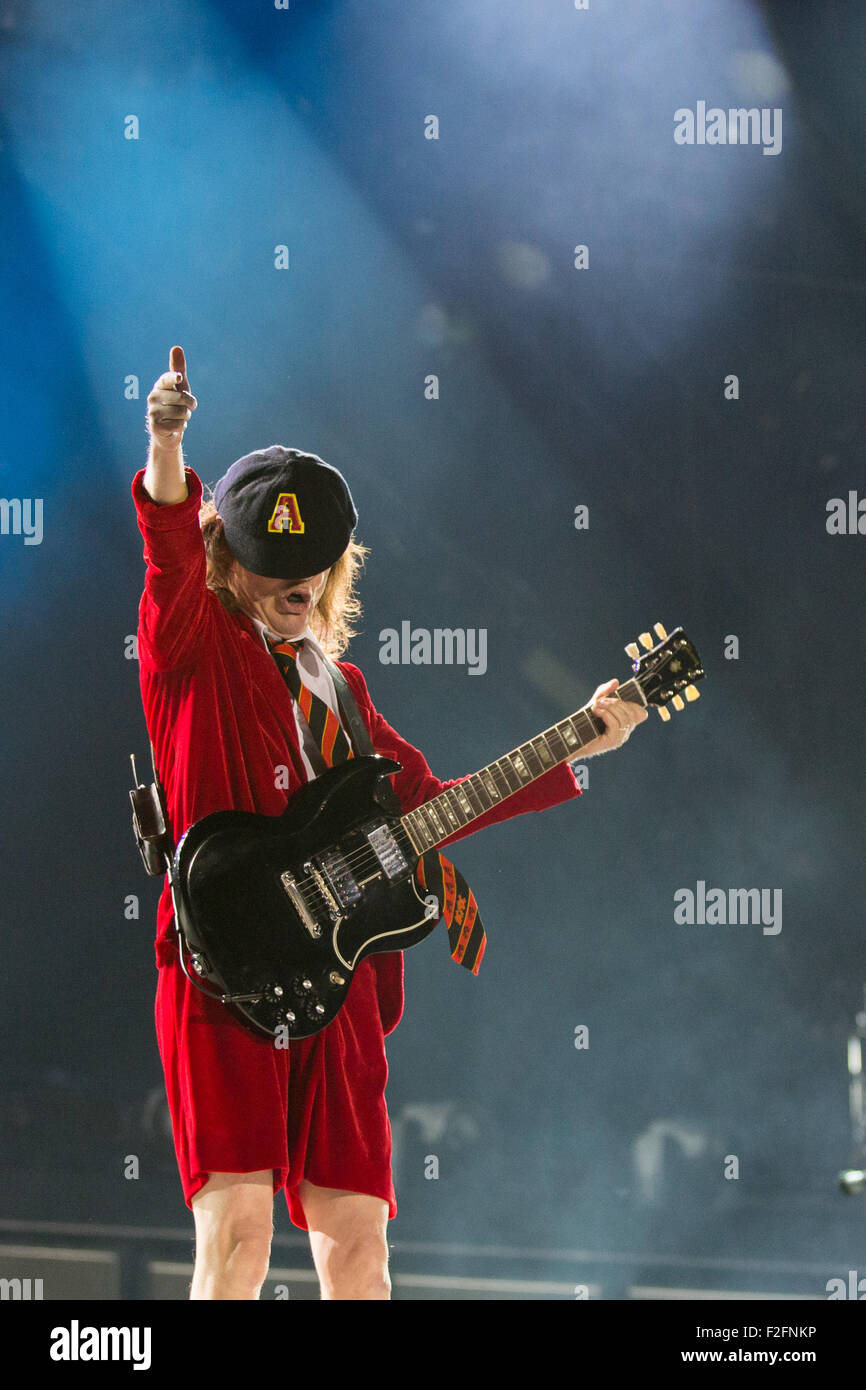 Chicago, Illinois, USA. 15 Sep, 2015. Le guitariste ANGUS YOUNG de AC/DC effectue live pendant le Rock ou Buste d''à Wrigley Field de Chicago, Illinois © Daniel DeSlover/ZUMA/Alamy Fil Live News Banque D'Images