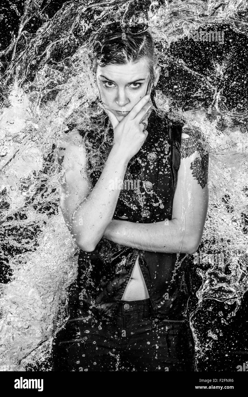 Femme en colère dans les projections d'eau en monochrome Banque D'Images