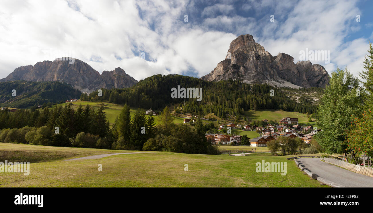 Avis de massiccio Sassongher à Val Badia de Corvara. Dolomites Banque D'Images
