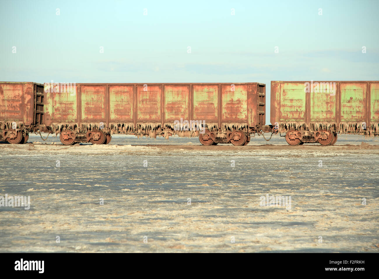 Vieux wagons rouillés avec des stalactites de sel Banque D'Images