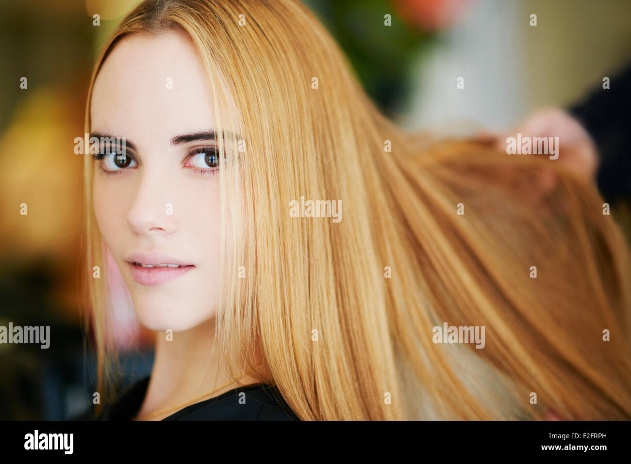 Portrait femme aux cheveux blonds fraise à salon Banque D'Images
