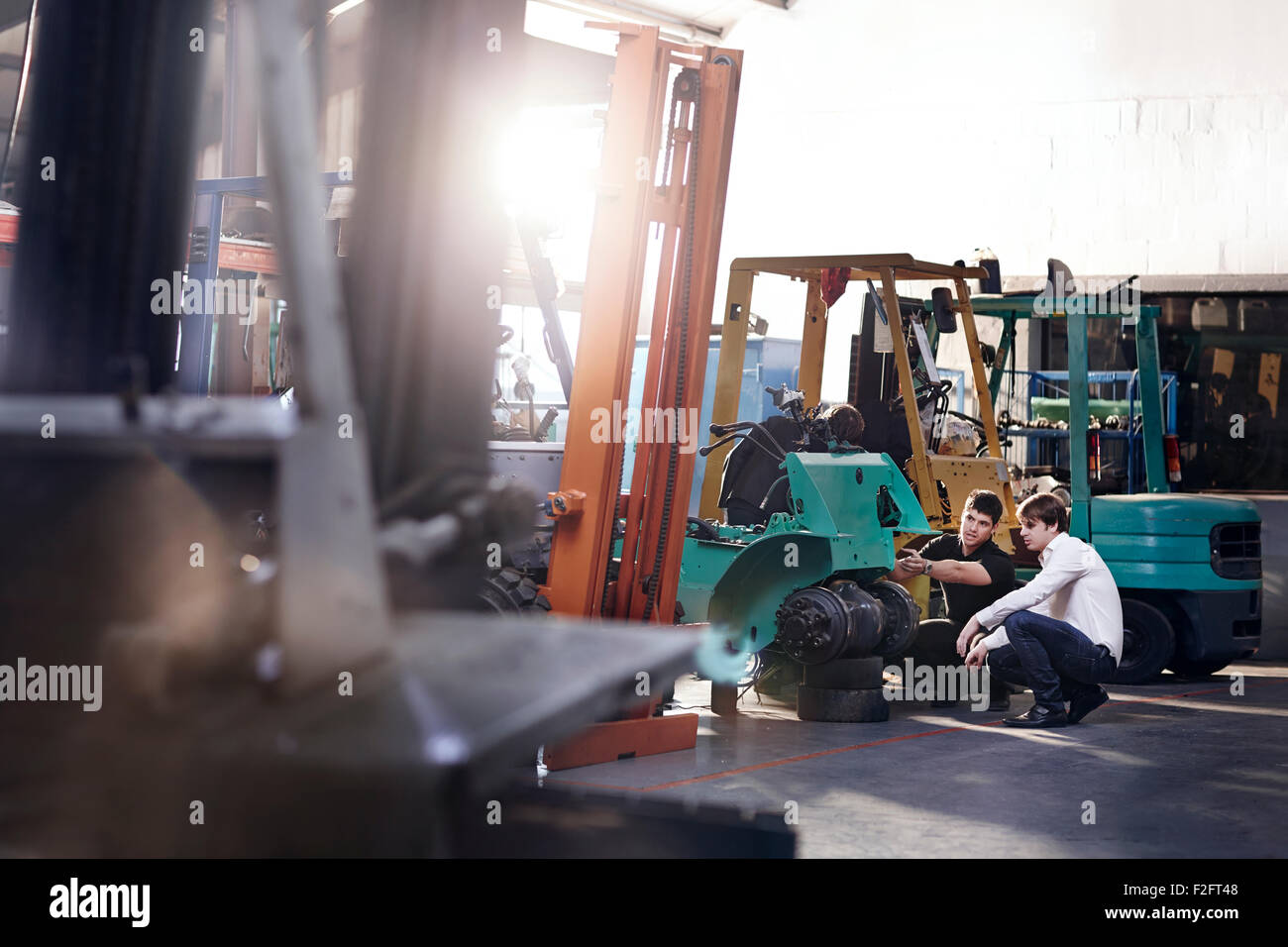 Chariot élévateur à fourche de fixation mécanique en atelier de réparation automobile Banque D'Images