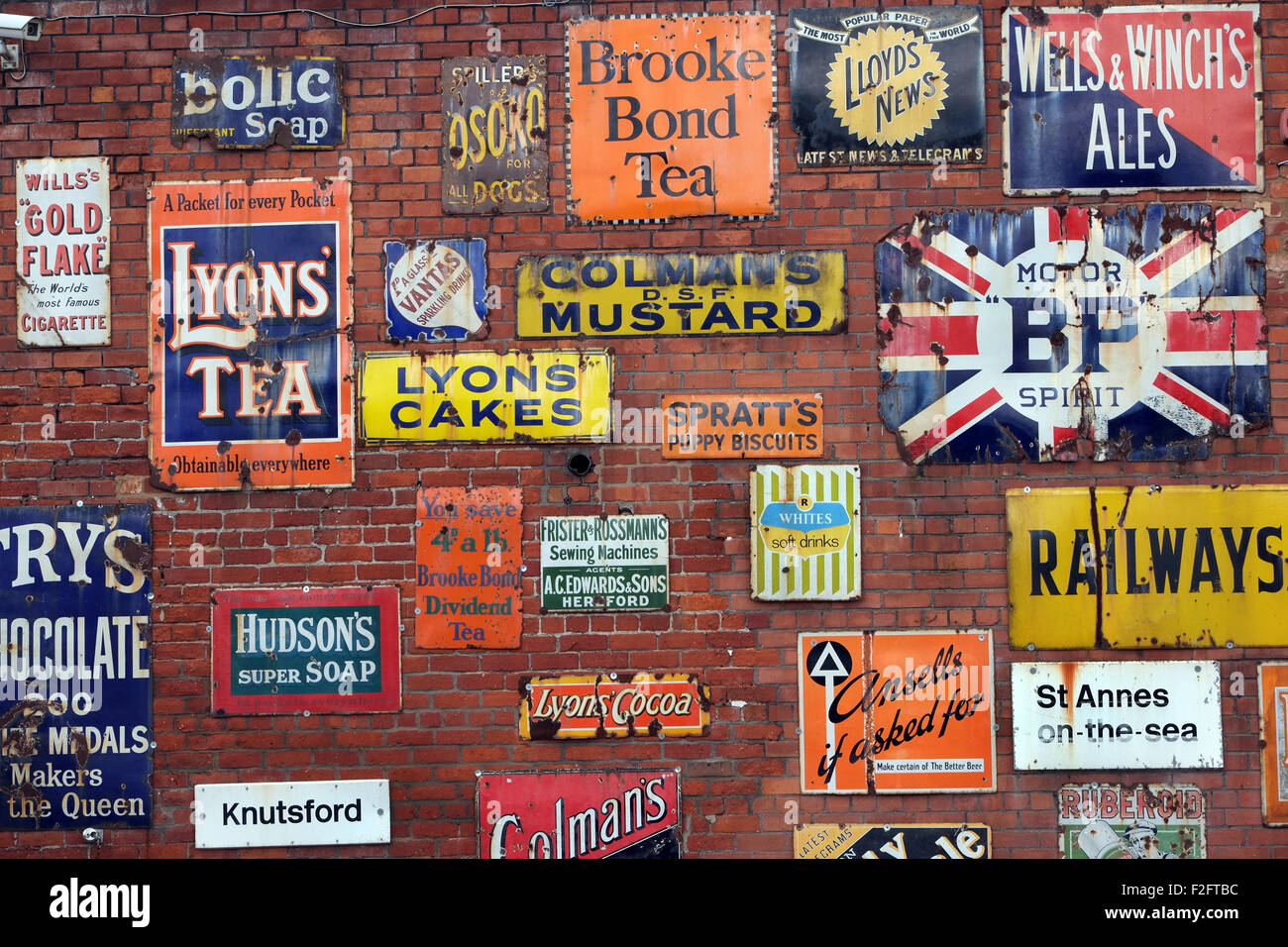 L'émail Vintage les panneaux publicitaires à l'Antan antiquités centre, Eccleston, Chorley, Lancashire, England , Royaume-Uni Banque D'Images