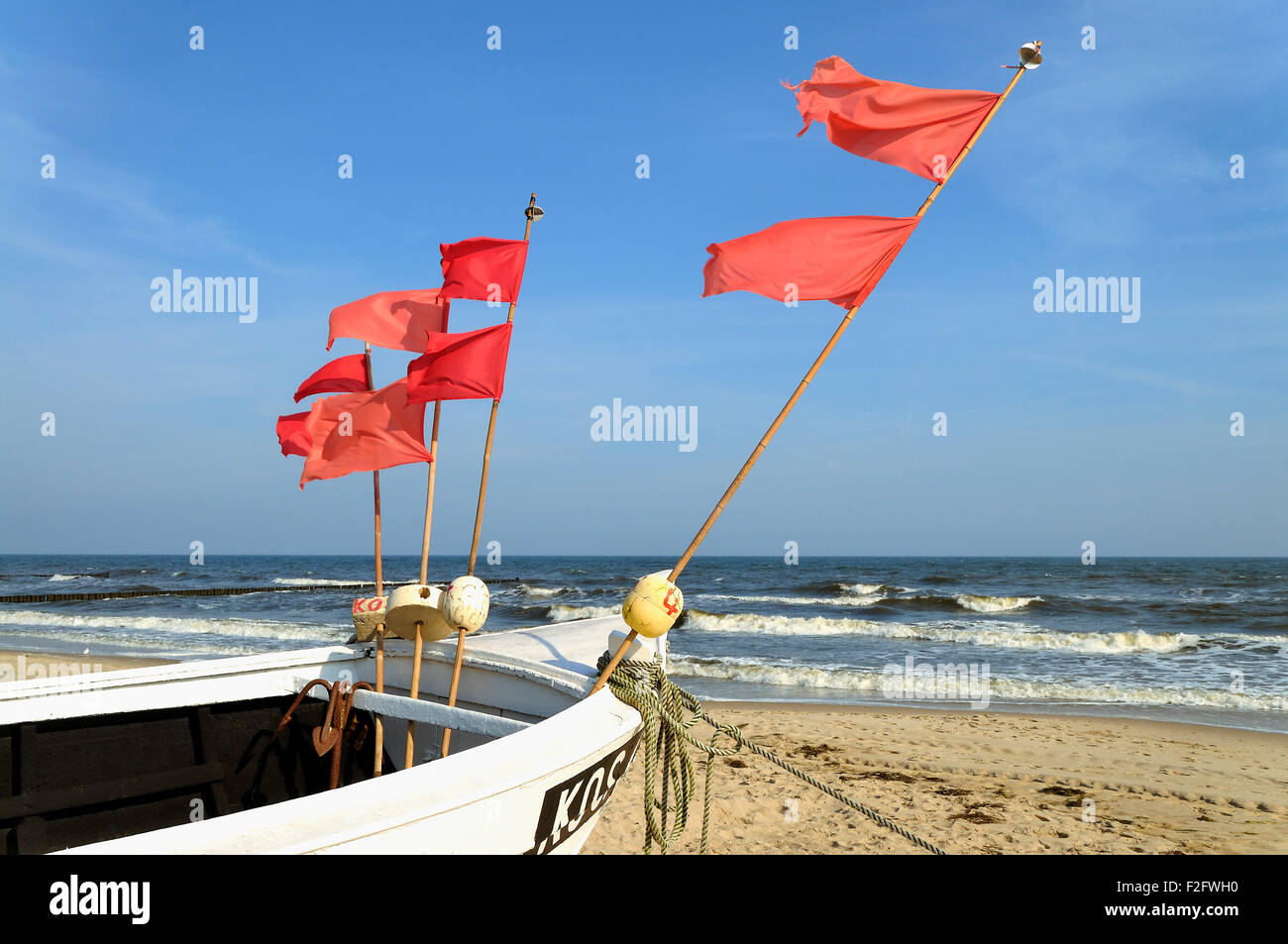 Bateau de pêche avec marqueur rouge drapeaux, sur la plage, l'île d'Usedom, Mecklembourg-Poméranie-Occidentale, Allemagne Banque D'Images