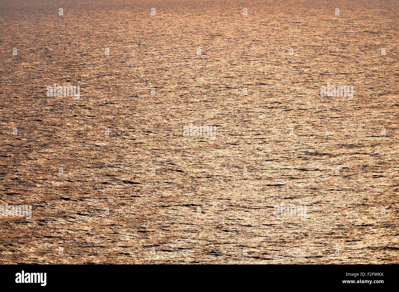 Surface de l'eau miroitant dans la lumière dorée, la mer Baltique, l'île d'Usedom, Mecklembourg-Poméranie-Occidentale, Allemagne Banque D'Images