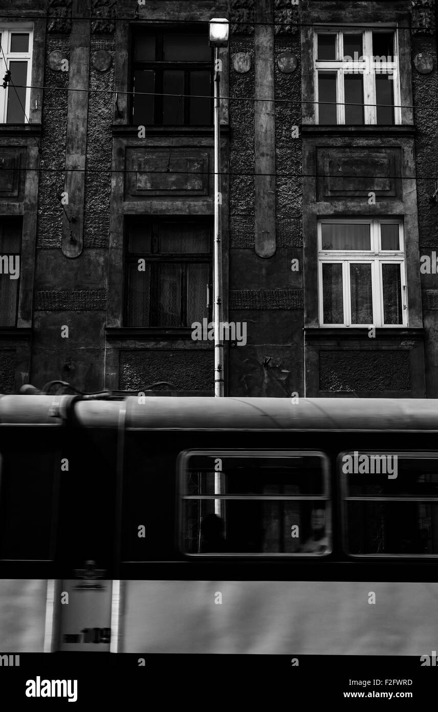 Pologne, Cracovie, bâtiment et tram Banque D'Images