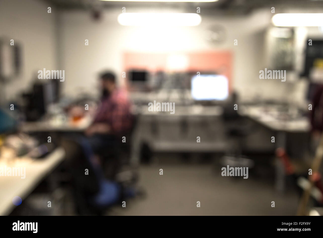 Hors focus shot de technicien travaillant dans un atelier de réparation d'ordinateur Banque D'Images
