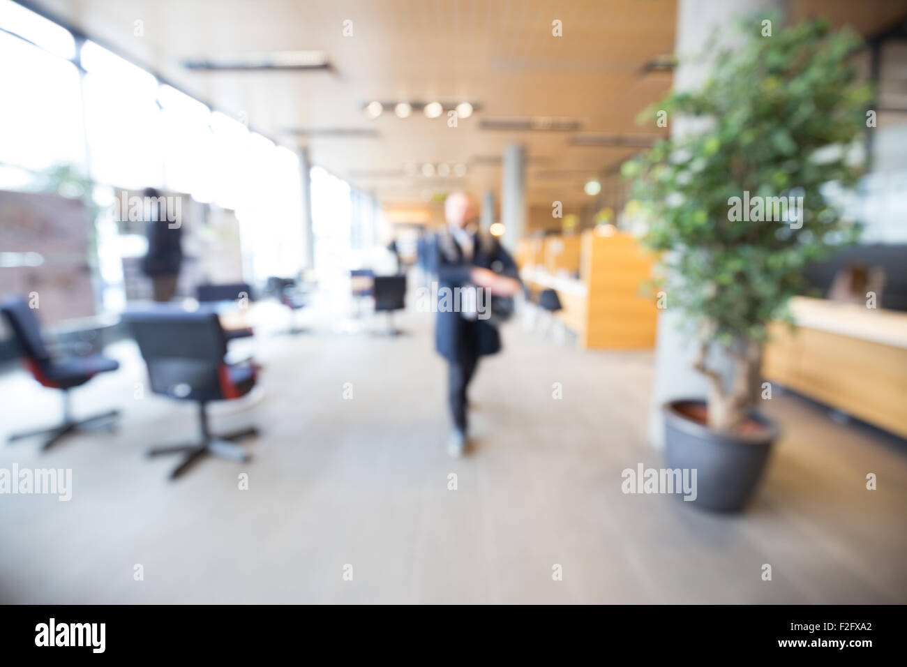 Hors focus tourné de l'intérieur d'un centre de services dans un service public, idéal comme un arrière-plan Banque D'Images