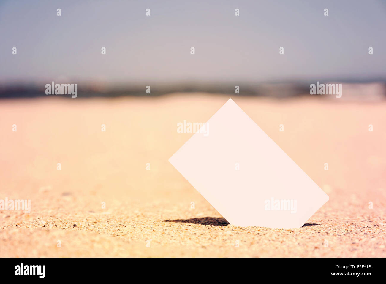 Retro Photo de carte photo instantanée vide sur le sable de la plage en été Banque D'Images