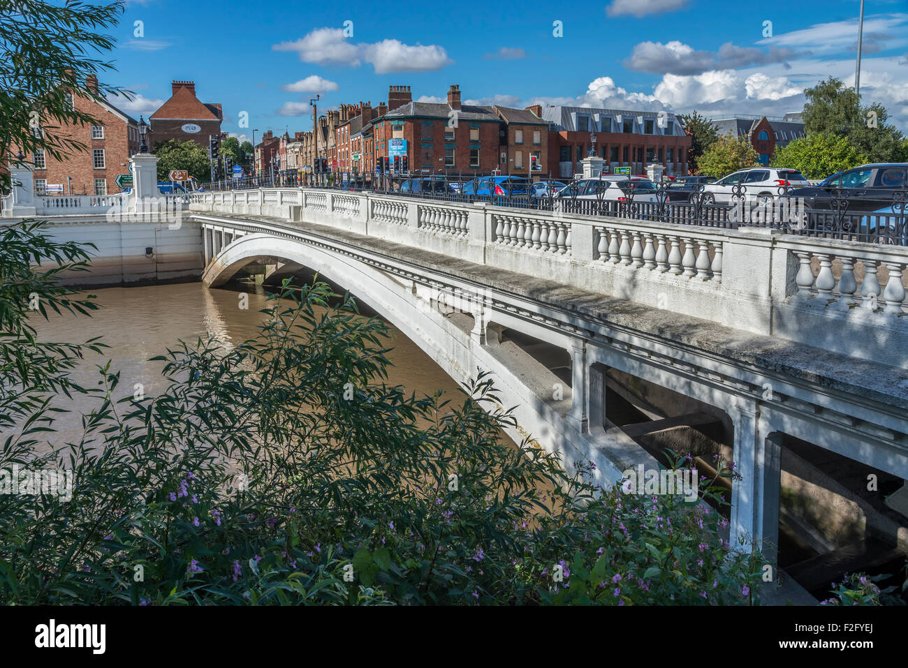 Le pont sur la rivière Mersey au pied du pont à Warrington. Banque D'Images