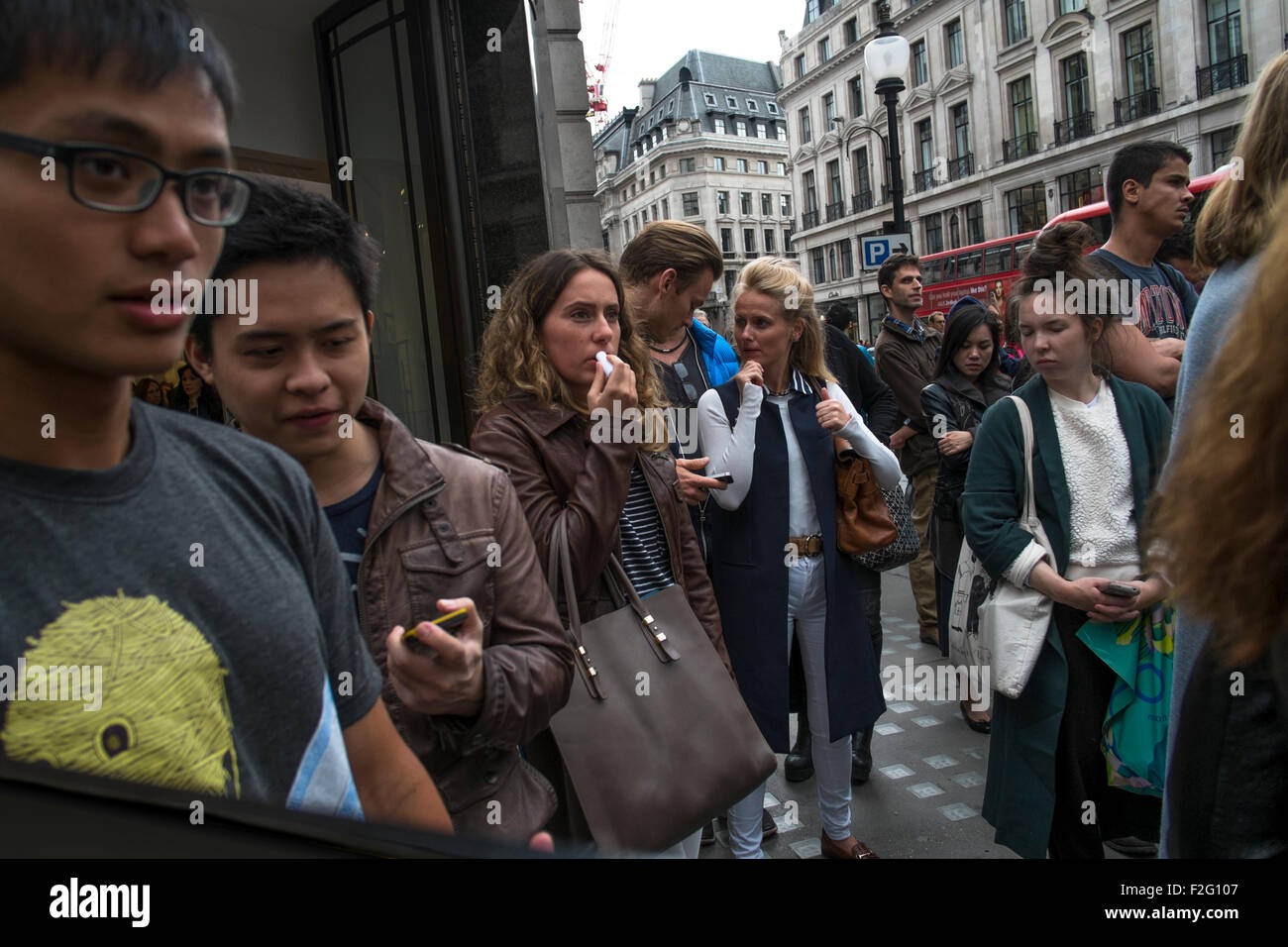 Shoppers sur Regent Street, l'une des principales rues commerçantes dans le West End de Londres. UK Banque D'Images