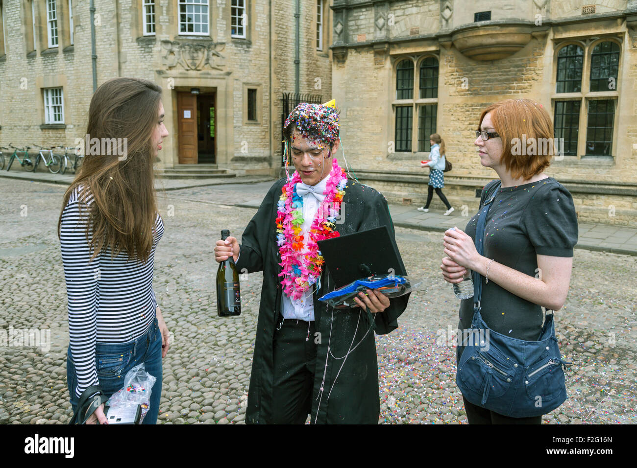 01.06.2012, Oxford, Angleterre du Sud-Est, Royaume-Uni - Élèves de célébrer leur graduation. Oxford est célèbre pour ses nombreux Banque D'Images