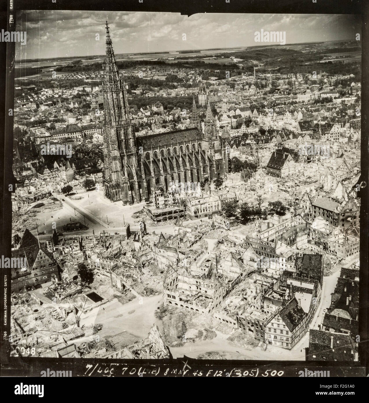 Photographie aérienne de la ville allemande d'Ulm prises après le raid aérien dévastateur de décembre 1944, montrant les énormes destructions causées par les bombardements alliés tout en laissant l'église, Ulm, en grande partie intacte. La plupart de la ville médiévale du centre a été détruit par les bombardements. L'église, également connu sous le nom de cathédrale d'Ulm, Ulm ou Münster Ulmer Münster a le plus haut clocher d'une église dans le monde (161.5m). L'église a été construite entre 1400 et 1540 environ, bien que les clochers ont été terminées qu'en 1890. Banque D'Images