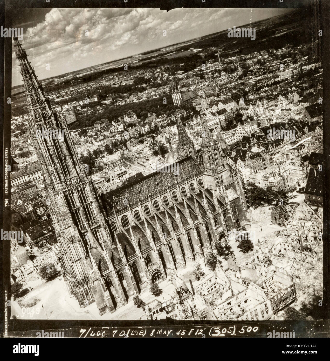 Photographie aérienne de la ville allemande d'Ulm prises après le raid aérien dévastateur de décembre 1944, montrant les énormes destructions causées par les bombardements alliés tout en laissant l'église, Ulm, en grande partie intacte. La plupart de la ville médiévale du centre a été détruit par les bombardements. L'église, également connu sous le nom de cathédrale d'Ulm, Ulm ou Münster Ulmer Münster a le plus haut clocher d'une église dans le monde (161.5m). L'église a été construite entre 1400 et 1540 environ, bien que les clochers ont été terminées qu'en 1890. Banque D'Images