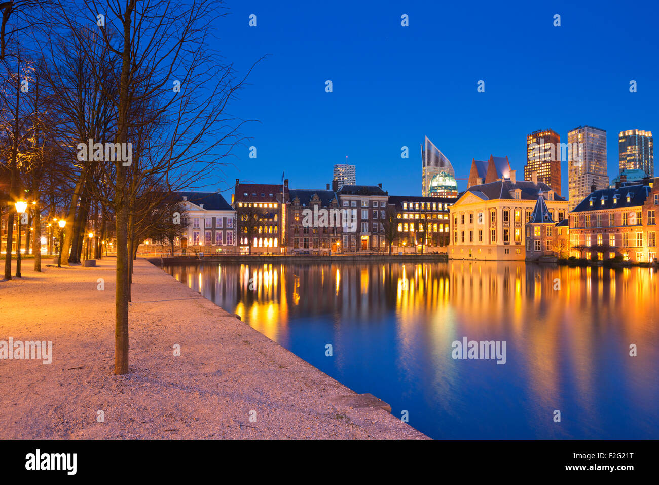 Les édifices du Parlement néerlandais au Binnenhof de tout le Hofvijver pond à La Haye, Pays-Bas la nuit. Banque D'Images