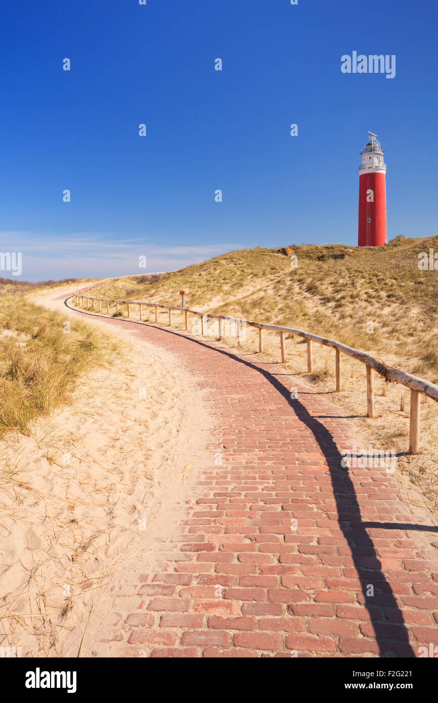 Un sentier menant vers le phare de l'île de Texel aux Pays-Bas sur une journée ensoleillée. Banque D'Images