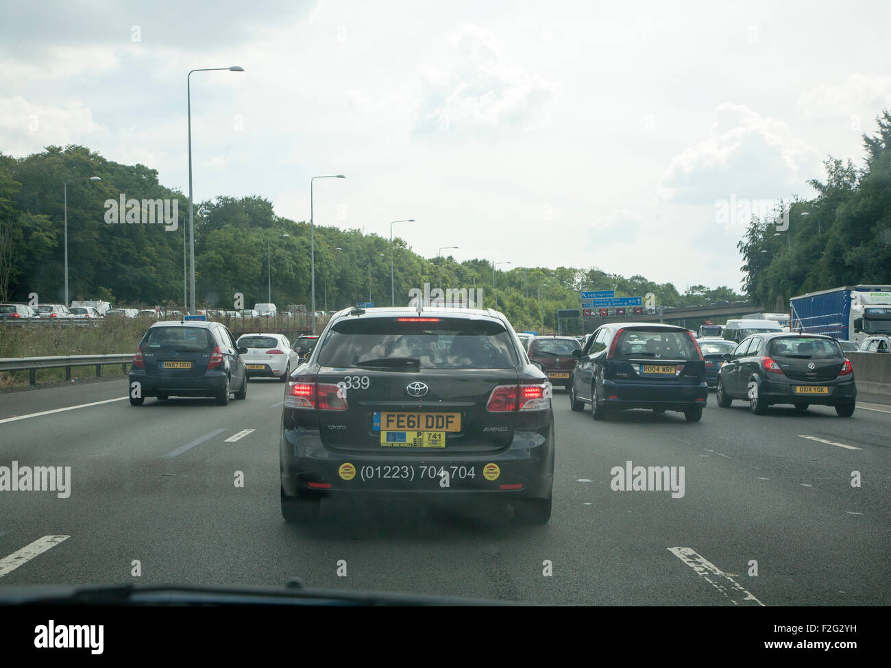 Embouteillage sur les véhicules automobiles d'attente délai autoroute M25, England, UK Banque D'Images