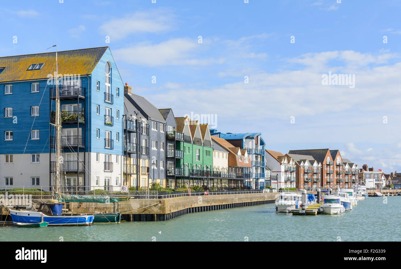 Logement et Riverside mored bateaux sur la rivière Arun à Littlehampton, West Sussex, Angleterre, Royaume-Uni. Banque D'Images