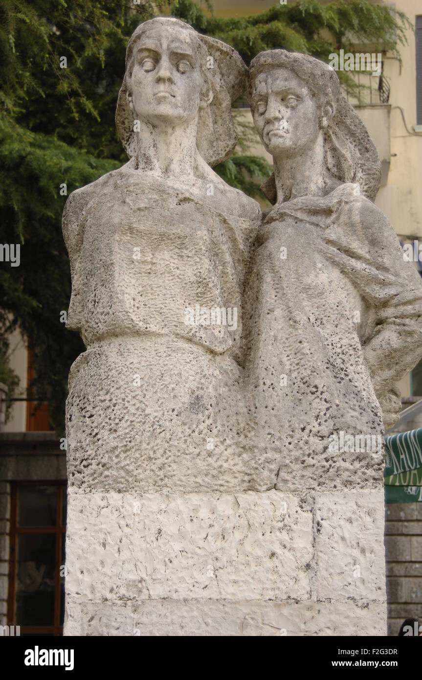 Anonyme. Femme pendue. Statue en pierre blanche de deux femmes pendu par les nazis pendant la Seconde Guerre mondiale, soupçonné d'aider les nationalistes contre les envahisseurs. Il s'agit d'Bule Republica Argentina et Persefoni Kokëdhima, exécuté par le Nazis allemands en 1944. Sheshi Cerciz Topulli Square. Gjirokastre. L'Albanie. Banque D'Images