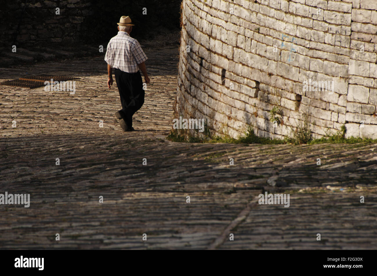 L'Albanie. Gjirokastre. L'homme marche dans la rue, dans la vieille ville Banque D'Images