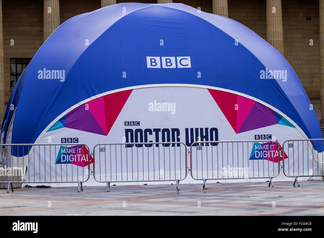 Tayside, Dundee, Écosse, Royaume-Uni, 18 septembre 2015. Dundee se prépare pour la BBC "rendre" weekend numérique showcase. La visite aura lieu à Dundee City Square le Samedi 19 et dimanche 20 septembre et est ouvert entre 1000-1700 le samedi et 1100 - 1700 le dimanche. Météo de la BBC qui utilise les variables trouvées dans le courant-jet pour présenter aux visiteurs les bases de codage. Médecin qui offre la chance de se familiariser avec le codage par programmation du médecin, l'Arch Enemy Daleks. © Dundee Photographics / Alamy Live News. Banque D'Images